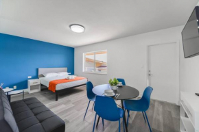 Spacious unit with pool and parking - M33